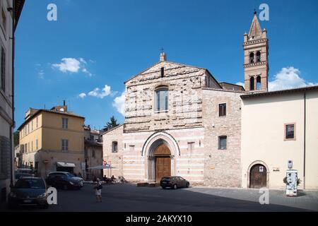 Romanische Chiesa di San Giacomo (San Giacomo Kirche) im historischen Zentrum von Todi, Umbrien, Italien. August 21 2019 © wojciech Strozyk/Alamy Stock Stockfoto