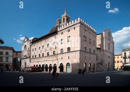 Palazzo delle Canoniche und romanische Basilika Kathedrale San Feliciano (San Feliciano Kathedrale) an der Piazza della Repubblica in historischen Zentrum von Stockfoto