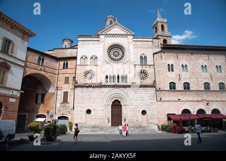 Romanische Basilika Kathedrale San Feliciano (San Feliciano Kathedrale) an der Piazza della Repubblica in historischen Zentrum von Foligno, Umbrien, Italien. Aug. Stockfoto