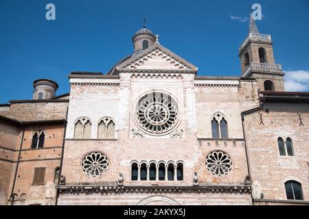 Romanische Basilika Kathedrale San Feliciano (San Feliciano Kathedrale) an der Piazza della Repubblica in historischen Zentrum von Foligno, Umbrien, Italien. Aug. Stockfoto