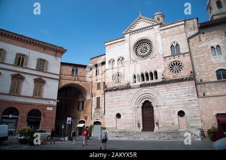 Palazzo Trinci und romanische Basilika Kathedrale San Feliciano (San Feliciano Kathedrale) an der Piazza della Repubblica in historischen Zentrum von Foligno, Stockfoto