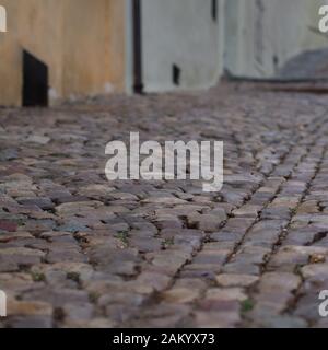 Eine ansteigende Straße mit Kopfsteinpflaster im historischen Viertel Malá Strana in Prag, Tschechische Republik Stockfoto