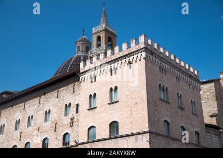 Palazzo delle Canoniche und romanische Basilika Kathedrale San Feliciano (San Feliciano Kathedrale) an der Piazza della Repubblica in historischen Zentrum von Stockfoto