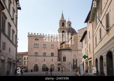 Palazzo delle Canoniche und romanische Basilika Kathedrale San Feliciano (San Feliciano Kathedrale) an der Piazza della Repubblica in historischen Zentrum von Stockfoto