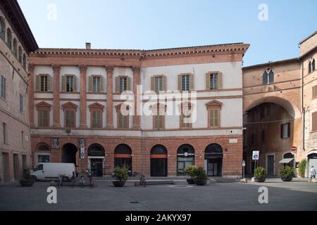 Palazzo Trinci auf der "Piazza della Repubblica" im historischen Zentrum von Todi, Umbrien, Italien. August 21 2019 © wojciech Strozyk/Alamy Stock Foto Stockfoto