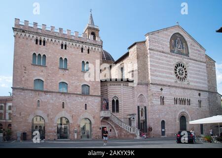 Palazzo delle Canoniche und romanische Basilika Kathedrale San Feliciano (San Feliciano Kathedrale) an der Piazza della Repubblica in historischen Zentrum von Stockfoto