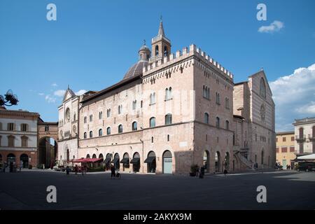 Palazzo delle Canoniche und romanische Basilika Kathedrale San Feliciano (San Feliciano Kathedrale) an der Piazza della Repubblica in historischen Zentrum von Stockfoto