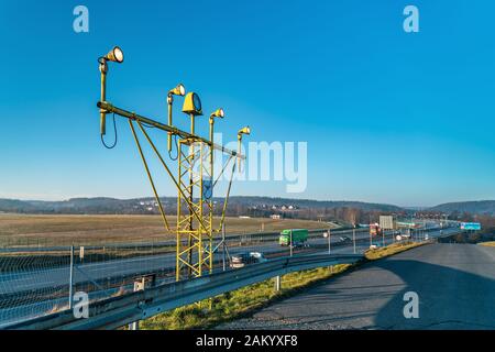 Kein Schild mit der Drohnenzone auf der Anfahrbeleuchtung an der Start- und Landebahn. Flugschild für Drohnen im Luftraum des Flughafens. Fliegen Sie wieder mit dem Flugzeug im Hintergrund Stockfoto