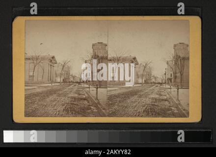 State Street, Blick nach Osten von der Broad Street mit Blick von Edward C. Betts, David Wilson und andere Fotografen und Verlage. Robert Dennis Sammlung von stereoskopische Ansichten. Titel von Cataloger'. Blick von Bridgeport, Connecticut; umfasst allgemeine und Blick auf die Straße, Blick auf Brücken über einen Fluss oder Einlass; Boote im Hafen; Kirchen; die Heimat des P.T. Barnum, einschließlich der Gründe, Statuen und Porte Cochere; Washington Square und Sea Side Park; Denkmal; ein Pavillon am Ende der Pier; ein Hotel am Strand, die Bridgeport Licht und zeigt die Bell, ein dory auf es gezogen und Eis Stockfoto
