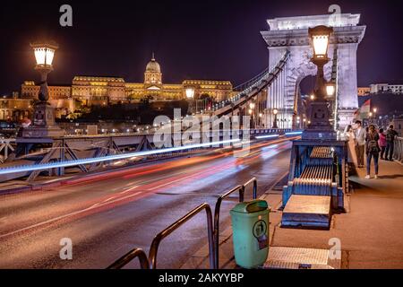 Budapest, Ungarn - Panoramaaussicht auf die Szechenyi-Kettenbrücke, nachts beleuchtet Stockfoto
