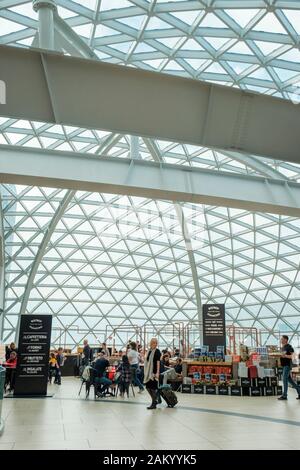 Flughafenreisen, Passagiere am Food Court der Abfluglounge des Flughafens Rom Fiumicino, Rom, Italien Stockfoto