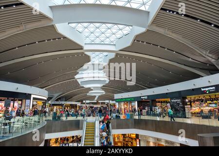 Flughafenreisen, Flughafenterminal-Shopping, Passagiere in der Abflug-Lounge des Flughafens Rom Fiumicino, Rom, Italien Stockfoto