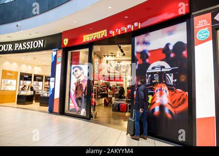 Shopping am Flughafen, Ferrari-Geschäft in der Abflughalle des Flughafens Rom Fiumicino, Rom, Italien Stockfoto