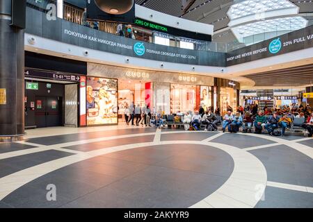 Flughafenreise, Flughafenterminal Shopping, Gucci Store in der Abfluglounge des Flughafens Rom Fiumicino, Rom, Italien Stockfoto