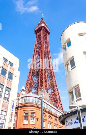 Der Blackpool Tower vom Ocean Boulevard, Blackpool, Lancashire, England, Großbritannien Stockfoto