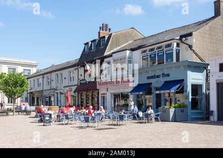 Café im Freien, Cedar Square, Blackpool, Lancashire, England, Großbritannien Stockfoto