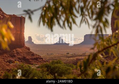 Gerahmter Blick auf die Denkmäler im Monument Valley Stockfoto