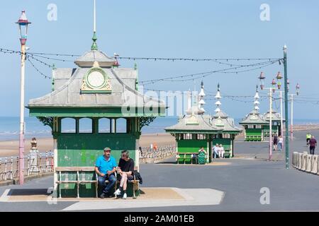 Alte Strandhütten an Strandpromenade, Promenade, Blackpool, Lancashire, England, Großbritannien Stockfoto