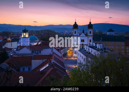 Blick auf die Altstadt von Trencin vom Castle Hill, Slowakei. Stockfoto