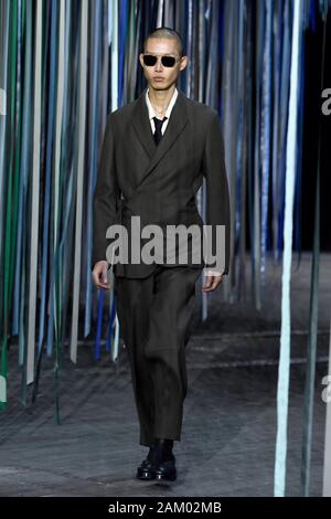 Mailand, Italien. 10 Jan, 2020. Mailänder Modewoche, Männer Herbst Winter. 2020 2021 Mailand, Männermode Herbst Winter 2020. Ermenegildo Zegna abgebildet: Modell Credit: Unabhängige Fotoagentur/Alamy leben Nachrichten Stockfoto