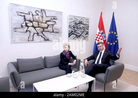 (200110) - Zagreb, Jan. 10, 2020 (Xinhua) - der kroatische Premierminister Andrej Plenkovic (R) trifft der Präsident der Europäischen Kommission, Ursula von der Leyen in Zagreb, Kroatien, Jan. 10, 2020. (Patrik Macek/Pixsell über Xinhua) Stockfoto