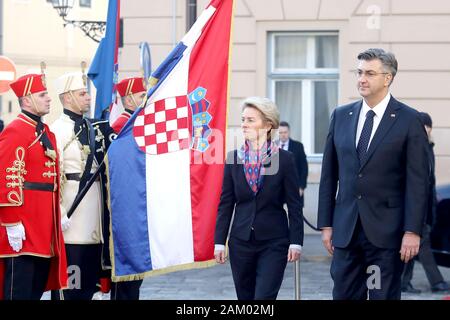 (200110) - Zagreb, Jan. 10, 2020 (Xinhua) - der kroatische Premierminister Andrej Plenkovic (1. R) und der Präsident der Europäischen Kommission, Ursula von der Leyen (2. R) die Wachen der Ehre in Zagreb, Kroatien prüfen, Jan. 10, 2020. (Patrik Macek/Pixsell über Xinhua) Stockfoto