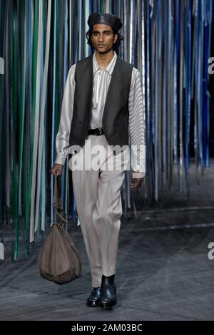 Mailand, Italien. 10 Jan, 2020. Mailänder Modewoche, Männer Herbst Winter. 2020 2021 Mailand, Männermode Herbst Winter 2020. Ermenegildo Zegna abgebildet: Modell Credit: Unabhängige Fotoagentur/Alamy leben Nachrichten Stockfoto