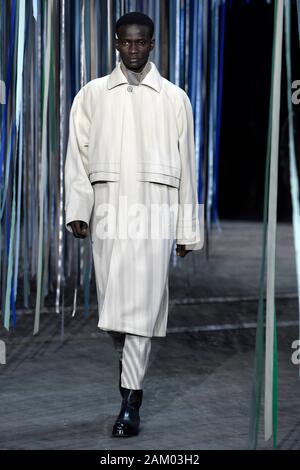 Mailand, Italien. 10 Jan, 2020. Mailänder Modewoche, Männer Herbst Winter. 2020 2021 Mailand, Männermode Herbst Winter 2020. Ermenegildo Zegna abgebildet: Modell Credit: Unabhängige Fotoagentur/Alamy leben Nachrichten Stockfoto