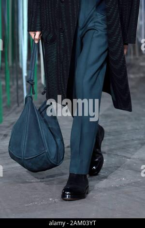 Mailand, Italien. 10 Jan, 2020. Mailänder Modewoche, Männer Herbst Winter. 2020 2021 Mailand, Männermode Herbst Winter 2020. Ermenegildo Zegna abgebildet: Modell Credit: Unabhängige Fotoagentur/Alamy leben Nachrichten Stockfoto