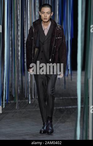 Mailand, Italien. 10 Jan, 2020. Mailänder Modewoche, Männer Herbst Winter. 2020 2021 Mailand, Männermode Herbst Winter 2020. Ermenegildo Zegna abgebildet: Modell Credit: Unabhängige Fotoagentur/Alamy leben Nachrichten Stockfoto