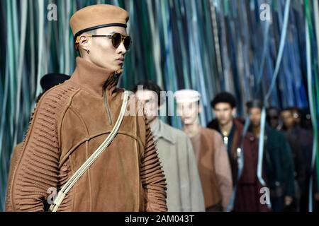 Mailand, Italien. 10 Jan, 2020. Mailänder Modewoche, Männer Herbst Winter. 2020 2021 Mailand, Männermode Herbst Winter 2020. Ermenegildo Zegna abgebildet: Modell Credit: Unabhängige Fotoagentur/Alamy leben Nachrichten Stockfoto