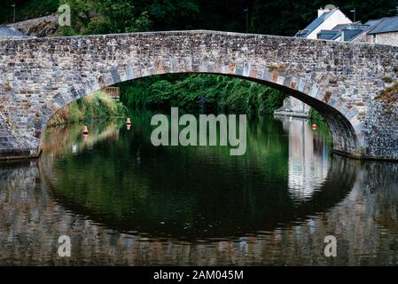 Blick auf die mittelalterliche Brücke über den Fluss Rance in Dinan und dem Hafen, Bretagne Stockfoto