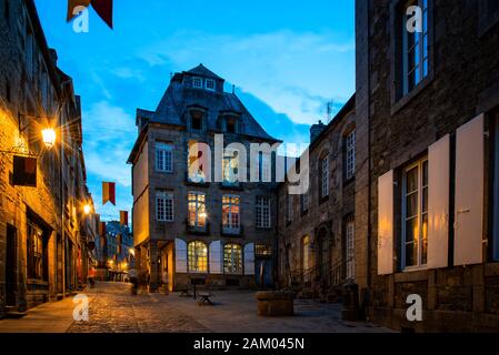 Alten gepflasterten Straße mit mittelalterlichen Häusern im Zentrum von Dinan in der Dämmerung, Bretagne Stockfoto