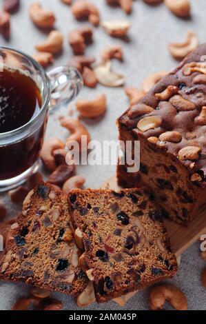 Geschnittener Obstkuchen mit einer Tasse Kaffee Stockfoto
