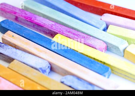 Bunte Flusskrebse auf weißem Hintergrund. Stockfoto