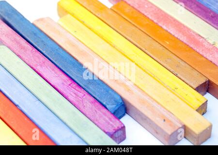 Bunte Flusskrebse auf weißem Hintergrund. Stockfoto