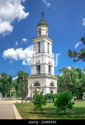 Chisinau, Republik Moldau - 06.28.2019. Glockenturm der Kathedrale Park in Chisinau, Moldawien, an einem sonnigen Sommertag Stockfoto