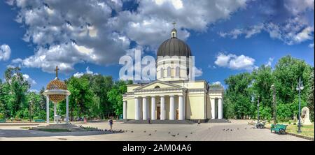 Chisinau, Republik Moldau - 06.28.2019. Kathedrale von der Geburt Christi in der Kathedrale Park in Chisinau, Moldawien, an einem sonnigen Sommertag Stockfoto