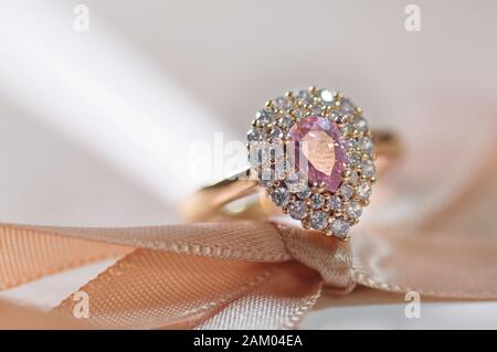 Der rosa Diamantring für die Hochzeit Stockfoto