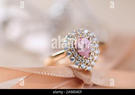 Der rosa Diamantring für die Hochzeit Stockfoto