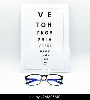 Sichttabelle mit Brille prüfen. Zubehör für Augenärzte isoliert auf weißem Hintergrund. Studio gedreht Stockfoto