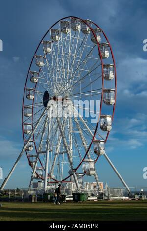 St. KILDA, MELBOURNE, AUSTRALIEN - 7. April 2019: Das Skyline St Kilda Ferris Wheel am Nachmittag an einem sonnigen Tag. Stockfoto