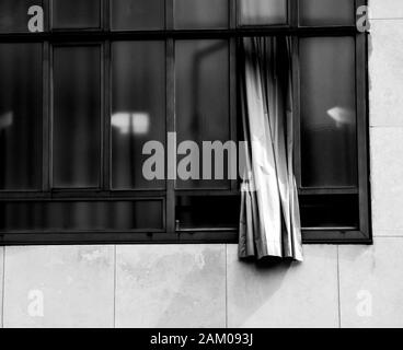 Offenes Fenster mit hängendem Vorhang, Gelegenheit für einen Einbruch. Stockfoto