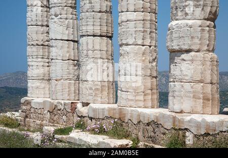 Dorische Säulen des Tempels von Poseidon, einem antiken griechischen religiösen Heiligtum, das aus lokal abgebauten weißen Marmor erbaut wurde Stockfoto