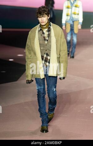 Mailand, Italien. 10 Jan, 2020. DSQUARED2 Herbst/Winter 2020/2021 Start- und Landebahn in Mailand auf der Modewoche Männer" Januar 2020 - Mailand, Italien 10/01/2020 | Verwendung der weltweiten Kredit: dpa/Alamy leben Nachrichten Stockfoto