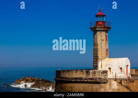 Wunderschöner Frühlingstag am historischen Leuchtturm Felgueiras, erbaut am Jahre 1886, an der Flussmünde von Douro in der Stadt Porto Stockfoto