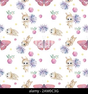 Aquarell nahtloses Muster mit niedlichem Brötchen mit Blumen rosa Schmetterlinge Hintergrund. Entzückende bunte Cartoon-Babyillustration zum Gruß, Einladung Stockfoto
