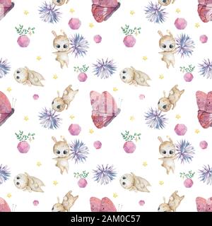 Aquarell nahtloses Muster mit niedlichem Brötchen mit Blumen rosa Schmetterlinge Hintergrund. Entzückende bunte Cartoon-Babyillustration zum Gruß, Einladung Stockfoto