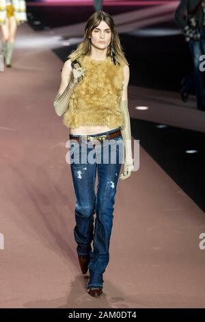 Mailand, Italien. 10 Jan, 2020. DSQUARED2 Herbst/Winter 2020/2021 Start- und Landebahn in Mailand auf der Modewoche Männer" Januar 2020 - Mailand, Italien 10/01/2020 | Verwendung der weltweiten Kredit: dpa/Alamy leben Nachrichten Stockfoto