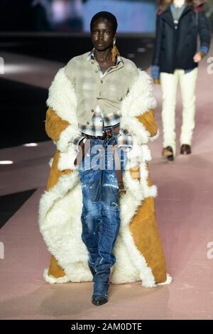 Mailand, Italien. 10 Jan, 2020. DSQUARED2 Herbst/Winter 2020/2021 Start- und Landebahn in Mailand auf der Modewoche Männer" Januar 2020 - Mailand, Italien 10/01/2020 | Verwendung der weltweiten Kredit: dpa/Alamy leben Nachrichten Stockfoto